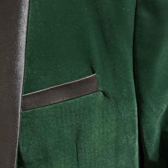 Elegant Green Velvet Blazer with Black Lapel - Picture 6 of 9
